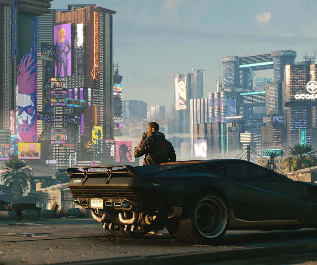 Мужчина V стоит перед своей машиной, курит сигарету и смотрит на город в игре Cyberpunk